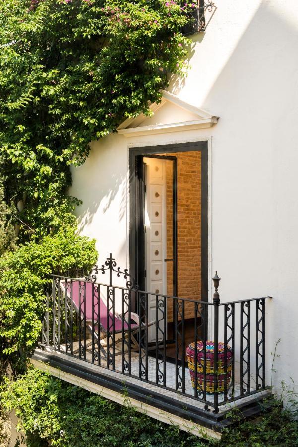 Pajaro Rebelde Bed & Breakfast Севиля Екстериор снимка